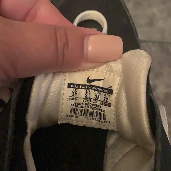 Boys Black and White Nike huaraches - Picture 3 of 5